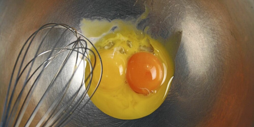 Knus hvitløkfeddet (med hvitløkspresse) og ha i bollen. Pisk det godt inn. Knus hvitløkfeddet (med hvitløkspresse) og ha i bollen. Pisk det godt inn.