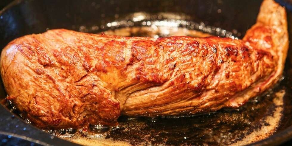 BEEF WELLINGTON: Stek indrefileten grunndig på alle sider i en stekepanne. BEEF WELLINGTON: Stek indrefileten grunndig på alle sider i en stekepanne.