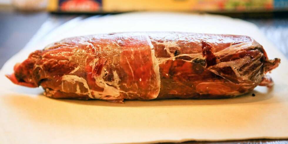 BEEF WELLINGTON: Kunsten er å rulle det stramt sammen. BEEF WELLINGTON: Kunsten er å rulle det stramt sammen.