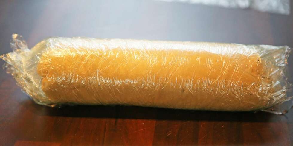 BEEF WELLINGTON: Butterdeigen pakkes tett rundt ved hjelp av plast. BEEF WELLINGTON: Butterdeigen pakkes tett rundt ved hjelp av plast.