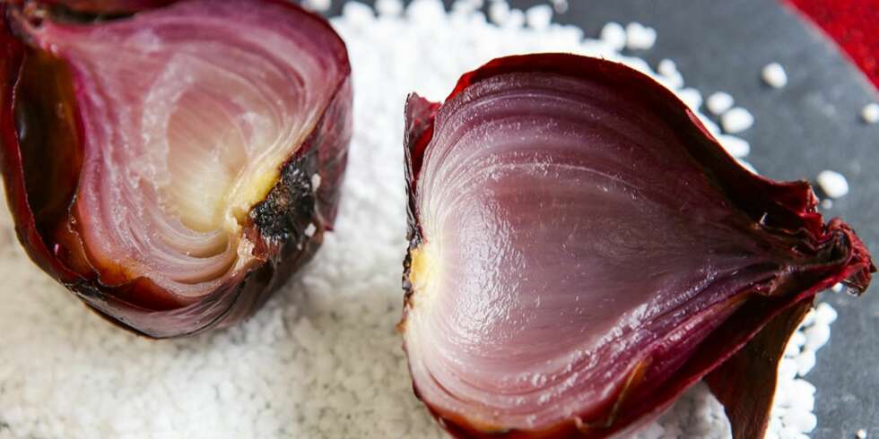SALTBAKT RØDLØK: Er det noen god grunn til å bake ting i salt. SALTBAKT RØDLØK: Er det noen god grunn til å bake ting i salt.