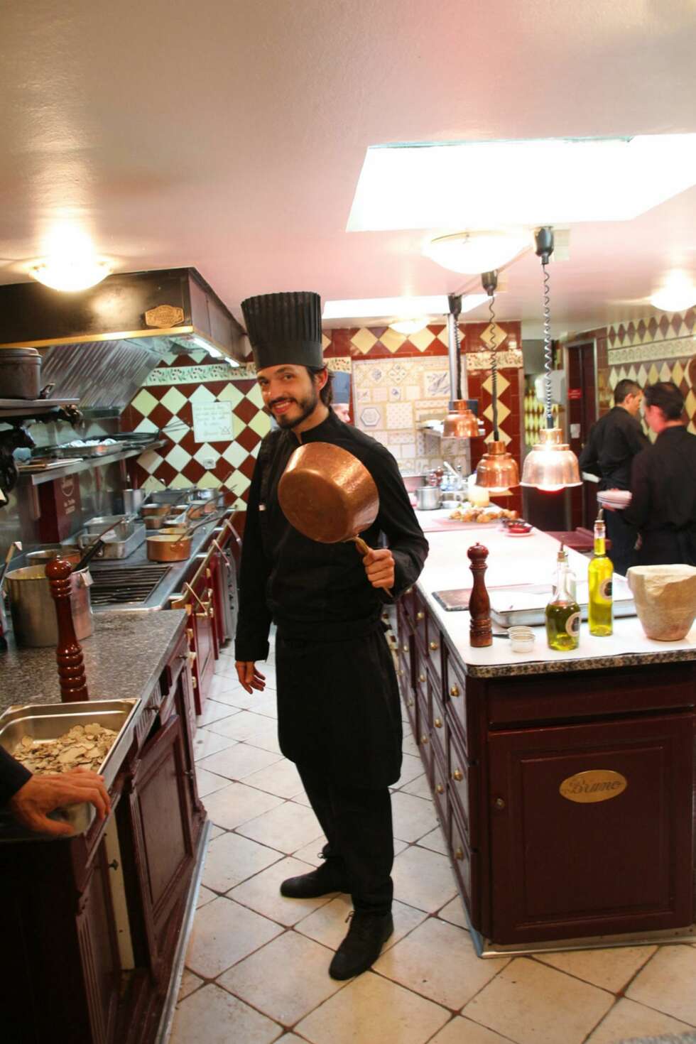 RESTAURANT I PROVENCE: Her poserer Bruno jr. som er kjøkkensjef. Hans bror er restaurantsjef. RESTAURANT I PROVENCE: Her poserer Bruno jr. som er kjøkkensjef. Hans bror er restaurantsjef.
