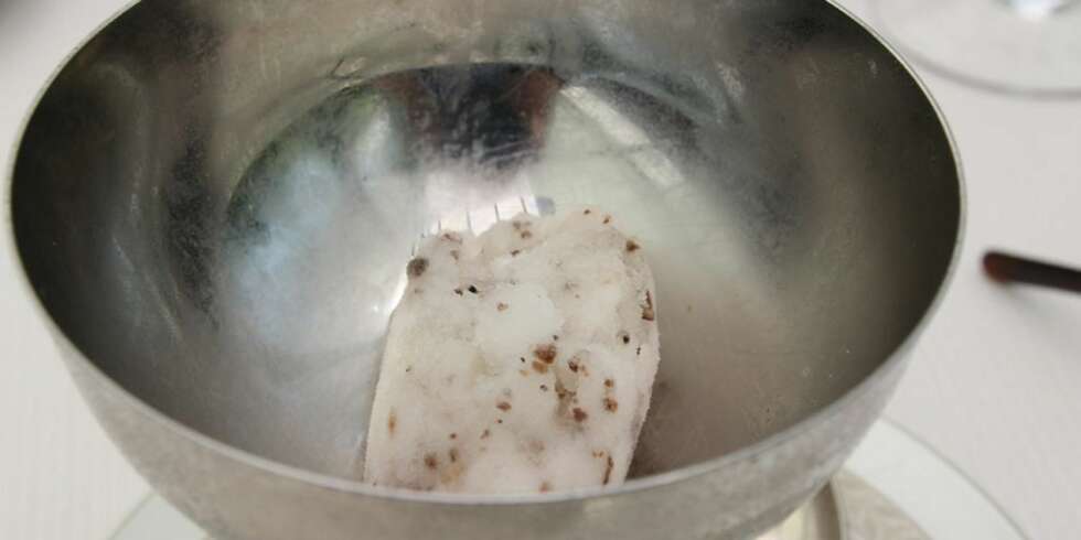 RESTAURANT I PROVENCE: Her serveres granité med trøfler, en krystallinsk sorbet med en stenk brennevin RESTAURANT I PROVENCE: Her serveres granité med trøfler, en krystallinsk sorbet med en stenk brennevin