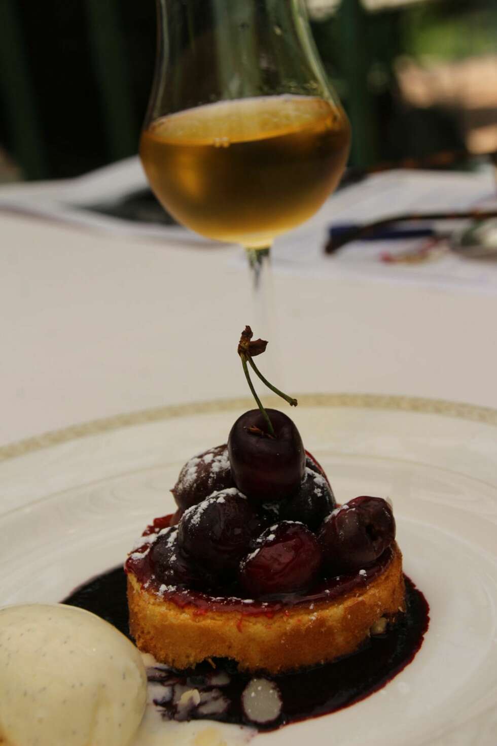 RESTAURANT I PROVENCE: Trøffelis med kirsebærsaus og kirsebær, vil alltid vekke vakre minner. RESTAURANT I PROVENCE: Trøffelis med kirsebærsaus og kirsebær, vil alltid vekke vakre minner.