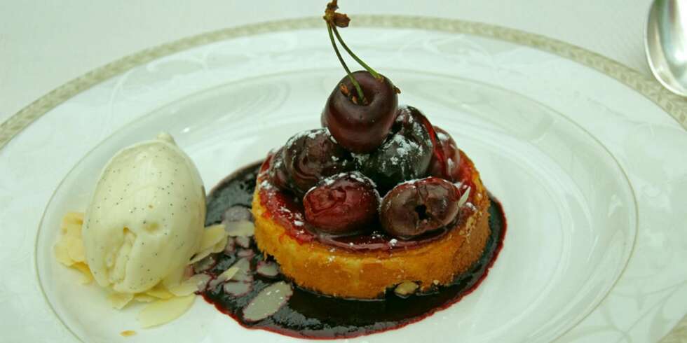 RESTAURANT I PROVENCE: Trøffelis med kirsebærsaus og kirsebær, vil alltid vekke vakre minner. RESTAURANT I PROVENCE: Trøffelis med kirsebærsaus og kirsebær, vil alltid vekke vakre minner.