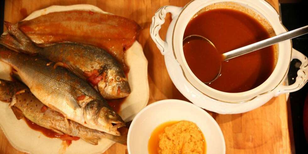 Fransk fiskesuppe: Bouillabaisse er en klassisk, fransk fiskesuppe med flere forskjellige fiskesorter. Alt etter hva fiskerne fikk den dagen de skulle lage suppe. Fransk fiskesuppe: Bouillabaisse er en klassisk, fransk fiskesuppe med flere forskjellige fiskesorter. Alt etter hva fiskerne fikk den dagen de skulle lage suppe.
