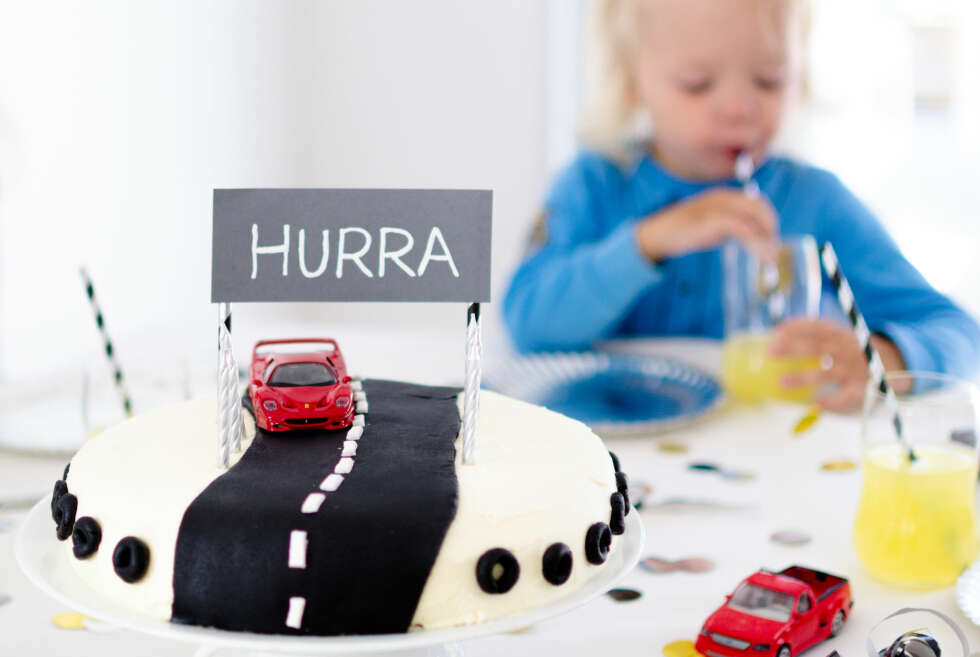 KAKE TIL BARNEBURSDAG: Er bursdagsbarnet glad i biler? Denne kule kaken til barnebursdagen er en sikker vinner. FOTO: Tanja Reine. KAKE TIL BARNEBURSDAG: Er bursdagsbarnet glad i biler? Denne kule kaken til barnebursdagen er en sikker vinner. FOTO: Tanja Reine.