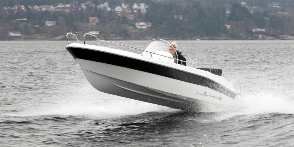 RIMELIG: Den nye, rimelige skjærgårdsjeepen OceanMaster 470 WA scorer bra i testen vår. FOTO: Egil Nordlien, HM Foto RIMELIG: Den nye, rimelige skjærgårdsjeepen OceanMaster 470 WA scorer bra i testen vår. FOTO: Egil Nordlien, HM Foto