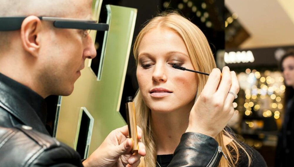POPULÆRT SAMARBEID: Yves Saint Laurent Beauté har inngått et samarbeidet med Google Glass for å kunne gi deg en sminkevideo, skreddersydd ditt ansikt. POPULÆRT SAMARBEID: Yves Saint Laurent Beauté har inngått et samarbeidet med Google Glass for å kunne gi deg en sminkevideo, skreddersydd ditt ansikt.