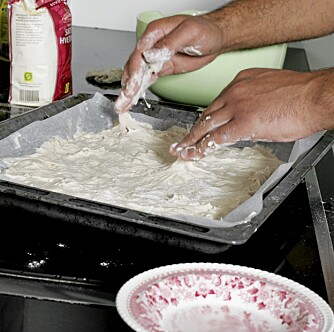 KLISSETE: Noe søl må man regne med når man baker, og pizzadeigen blir best når den er litt klissete. KLISSETE: Noe søl må man regne med når man baker, og pizzadeigen blir best når den er litt klissete.