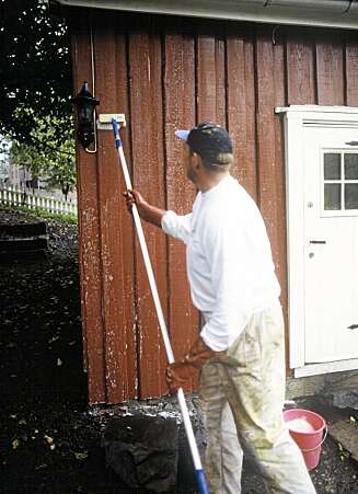HUSVASK: Bruk heller kost og hageslange i stedet for høyttrykksspyler når husveggene skal rengjøres. HUSVASK: Bruk heller kost og hageslange i stedet for høyttrykksspyler når husveggene skal rengjøres.