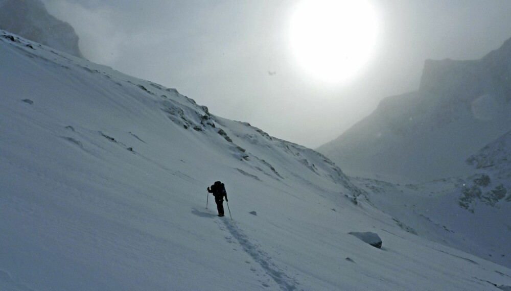 SKREDFARE: I områder som dette i Horrungane i Jotunheimen, med mellom 30 og 50 graders helling, er skredfaren størst. Hold stor avstand for å unngå at flere blir tatt. SKREDFARE: I områder som dette i Horrungane i Jotunheimen, med mellom 30 og 50 graders helling, er skredfaren størst. Hold stor avstand for å unngå at flere blir tatt.