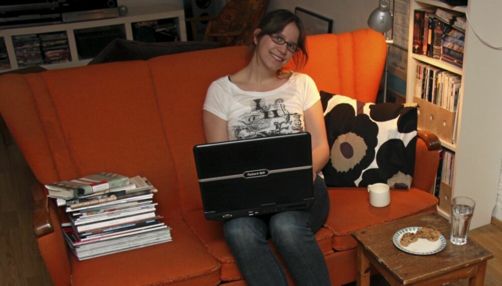 BLOGGER: Blogger og journalist Astrid Hagen på jobb i egen stue. BLOGGER: Blogger og journalist Astrid Hagen på jobb i egen stue.