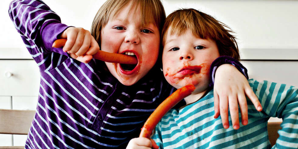 PØLSE-EKSPERTENE: Thomas (5) og Kristian Nielsen sier ikke nei takk til et par meter wienerpølser med ketsjup på. PØLSE-EKSPERTENE: Thomas (5) og Kristian Nielsen sier ikke nei takk til et par meter wienerpølser med ketsjup på.