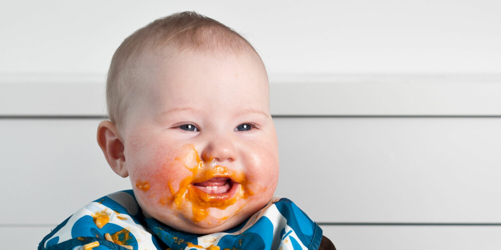 LYKKE-LISA: Lille Lisa synes ikke maten smakte så verst. LYKKE-LISA: Lille Lisa synes ikke maten smakte så verst.