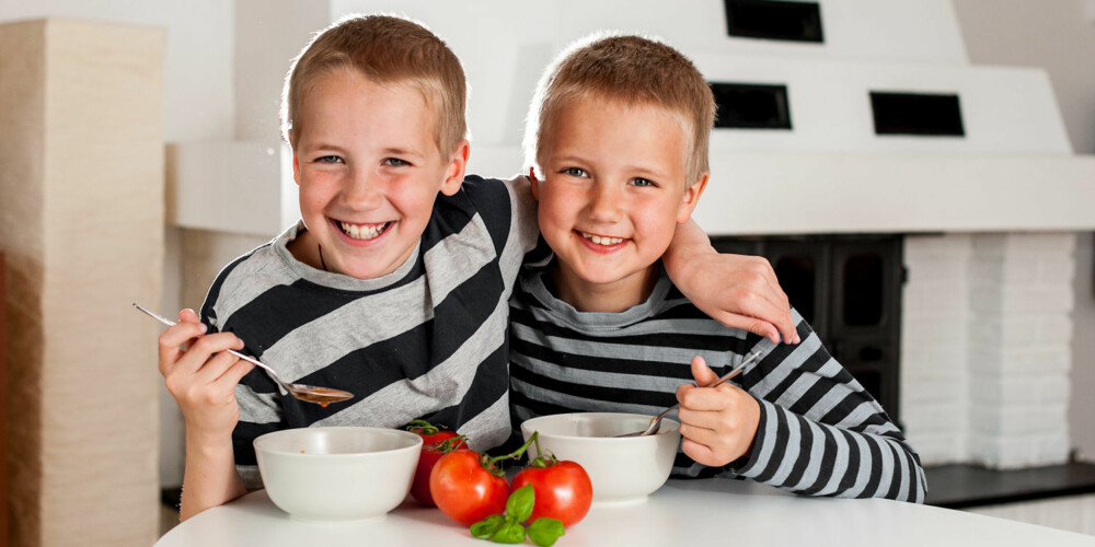 TOMAT-GUTTA: Tomatene lar Henrik og Andreas være i fred, men suppen går ned. TOMAT-GUTTA: Tomatene lar Henrik og Andreas være i fred, men suppen går ned.