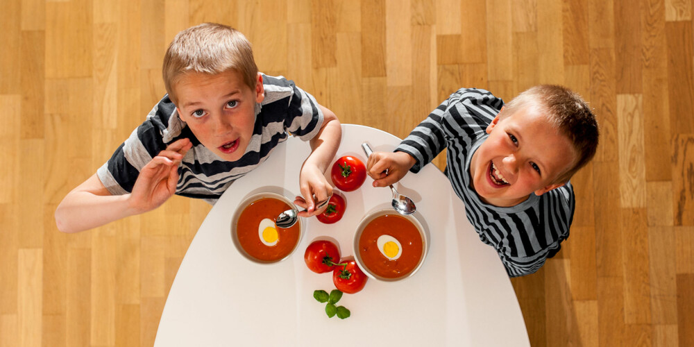 BEST MED EGG: Henrik og Andreas tåler heldigvis å spise egg, da blir tomatsuppen med en gang et bedre og mer næringsrikt måltid. BEST MED EGG: Henrik og Andreas tåler heldigvis å spise egg, da blir tomatsuppen med en gang et bedre og mer næringsrikt måltid.