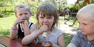 Maria (4 år) skulle gjerne spist pølse til middag hver dag. Kaja (5 år) og Adrian (4 1/2 år) venter fortsatt i kø når pølsene serveres i Nydalen barnehage. Maria (4 år) skulle gjerne spist pølse til middag hver dag. Kaja (5 år) og Adrian (4 1/2 år) venter fortsatt i kø når pølsene serveres i Nydalen barnehage.