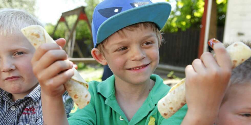Nicolai (5 år) er glad i pølser, og tar gjerne en i hver hånd. Nicolai (5 år) er glad i pølser, og tar gjerne en i hver hånd.
