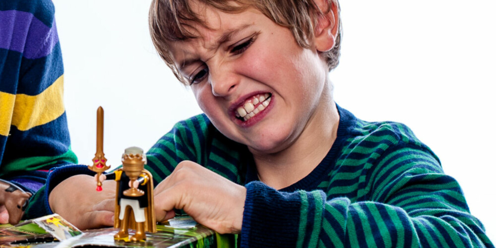 VANSKELIG ÅPNING: Runar strever litt med lukene i Playmobil-kalenderen. VANSKELIG ÅPNING: Runar strever litt med lukene i Playmobil-kalenderen.