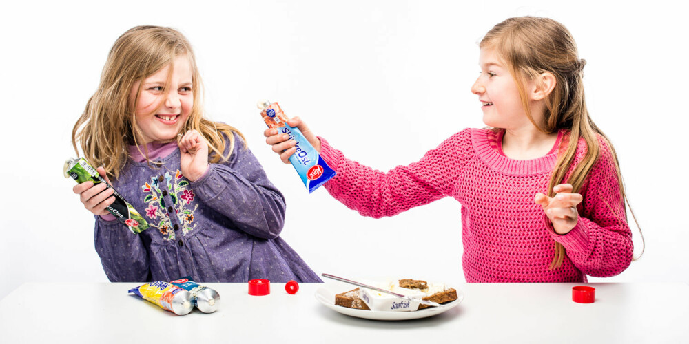 ER DETTE LOV, DA?: Charlotte og Ada har fått beskjed av fotografen om at det er lov å grise med maten. ER DETTE LOV, DA?: Charlotte og Ada har fått beskjed av fotografen om at det er lov å grise med maten.