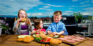 BURGER-PARTY: Johanna (10), Jorunn (5) og Simon Foote (8) koser seg med hamburgere på grillfest. BURGER-PARTY: Johanna (10), Jorunn (5) og Simon Foote (8) koser seg med hamburgere på grillfest.