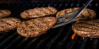 GODT PÅ GRILLEN: Hamburgere på løpende bånd. GODT PÅ GRILLEN: Hamburgere på løpende bånd.
