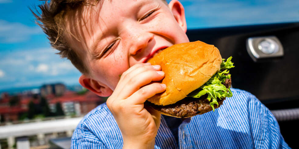 LIVET ER HERLIG:Lite smaker så godt som et nygrillet hamburger, synes Simon Foote (8). LIVET ER HERLIG:Lite smaker så godt som et nygrillet hamburger, synes Simon Foote (8).