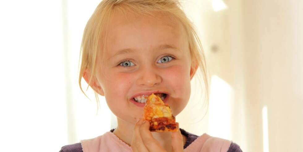HJEMMELAGET: Kaja (5) synes Grandiosas ""hjemmelagde"" pizza er god, men ikke like god som ordentlig hjemmelaget pizza. HJEMMELAGET: Kaja (5) synes Grandiosas ""hjemmelagde"" pizza er god, men ikke like god som ordentlig hjemmelaget pizza.