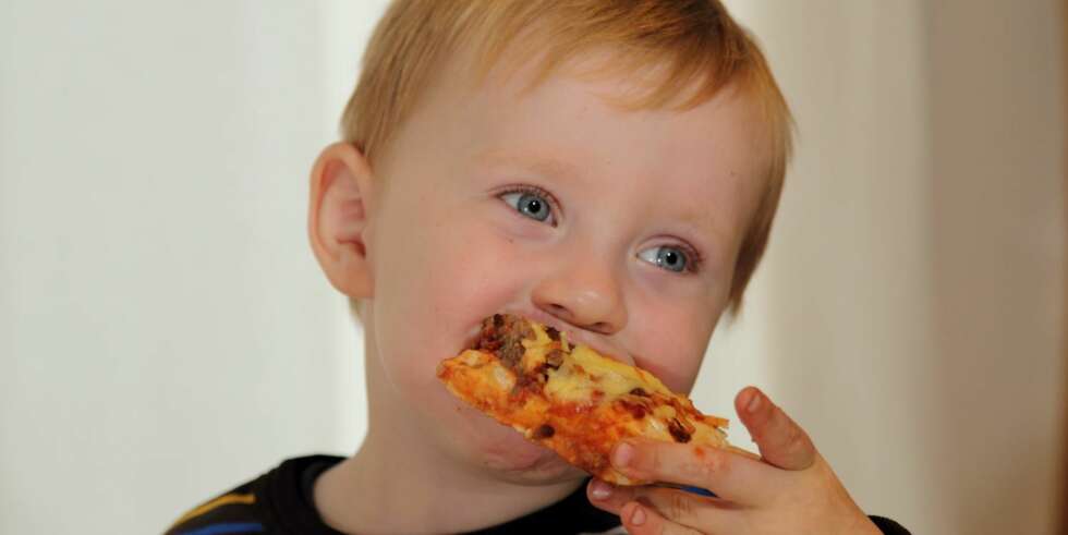 RAR, MEN GOD: Leonard (3) synes det er litt rart, men godt, med nacho chips på pizzaen. RAR, MEN GOD: Leonard (3) synes det er litt rart, men godt, med nacho chips på pizzaen.