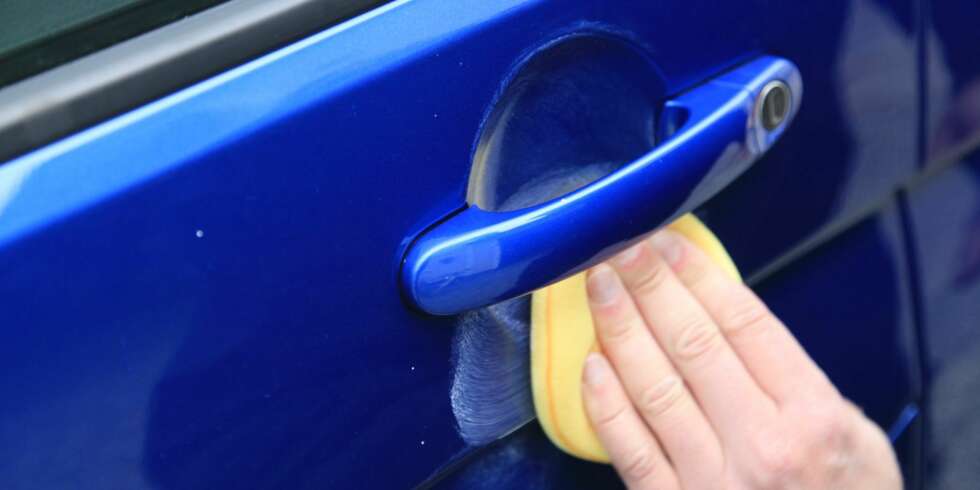SELVGJORT: Her kan du naturlig nok sette bort hele jobben. Ulempen med det er gjerne at det er kostbart, i tillegg til at du ikke får sett over hele bilen din grundig selv. FOTO: Terje Haugen SELVGJORT: Her kan du naturlig nok sette bort hele jobben. Ulempen med det er gjerne at det er kostbart, i tillegg til at du ikke får sett over hele bilen din grundig selv. FOTO: Terje Haugen
