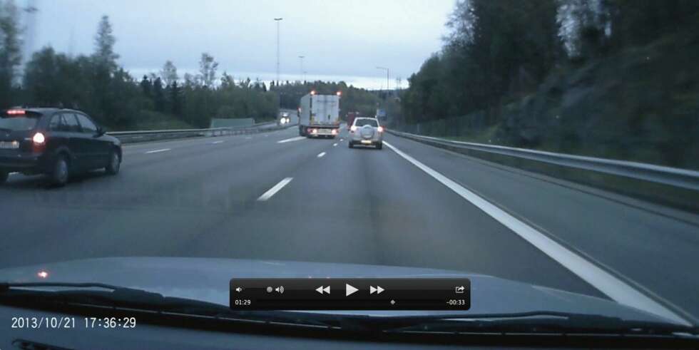 NESTEN: Opptakene fra den rimeligste modellen (som viste seg å bli trukket fra importøren) viser dato og tid i opptaket, de dyrere modellen med innebygget GPS viser fart og posisjon i tillegg. Her er det ellers en polsk trailer som til stor ""begeistring"" fra sine medtrafikanter prøver seg på et alternativ filbytte ved E6 nordgående, Karihaugen. FOTO: Terje Haugen NESTEN: Opptakene fra den rimeligste modellen (som viste seg å bli trukket fra importøren) viser dato og tid i opptaket, de dyrere modellen med innebygget GPS viser fart og posisjon i tillegg. Her er det ellers en polsk trailer som til stor ""begeistring"" fra sine medtrafikanter prøver seg på et alternativ filbytte ved E6 nordgående, Karihaugen. FOTO: Terje Haugen