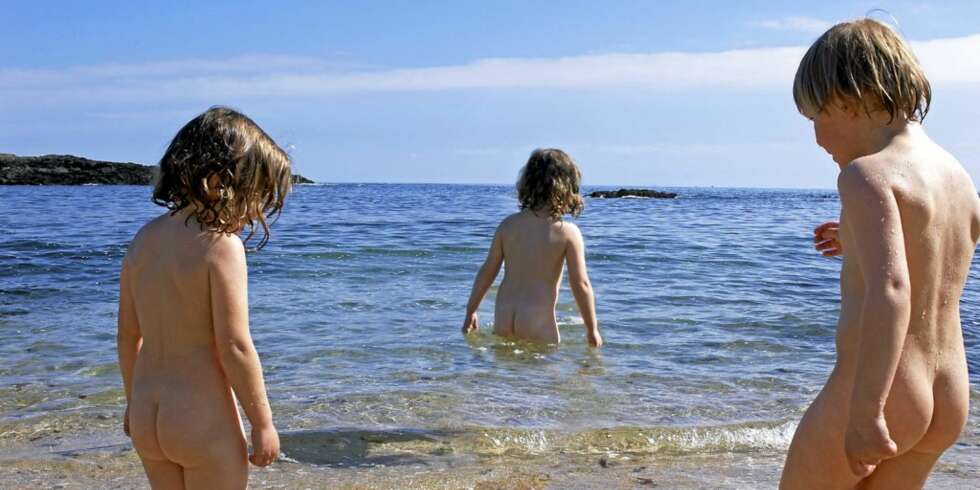 NAKEN ELLER IKKE: Meningene er mange blandt foreldre om barna skal få være nakne på stranden. NAKEN ELLER IKKE: Meningene er mange blandt foreldre om barna skal få være nakne på stranden.