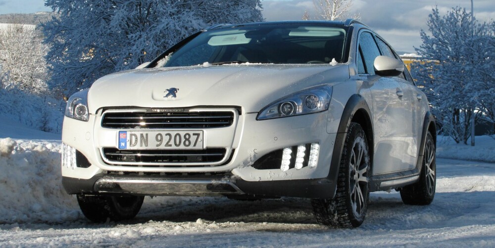 NØYSOM: Vi var ikke begeistret for EMG-girkassa i Peugeot 508 RXH, men den viser at det er mulig å få en stasjonsvogn med drift på alle hjulene uten at forbruket skyter i været. Dessuten synes vi den ser råbarsk ut. FOTO: Øyvind Jakobsen NØYSOM: Vi var ikke begeistret for EMG-girkassa i Peugeot 508 RXH, men den viser at det er mulig å få en stasjonsvogn med drift på alle hjulene uten at forbruket skyter i været. Dessuten synes vi den ser råbarsk ut. FOTO: Øyvind Jakobsen