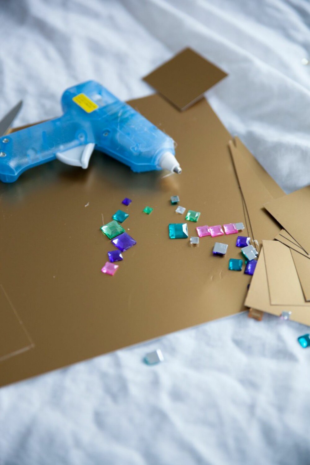 TRENGER IKKE MYE: Det er bare litt lim,farget papp, glitter, hyssing og saks som skal til for å lage krone. TRENGER IKKE MYE: Det er bare litt lim,farget papp, glitter, hyssing og saks som skal til for å lage krone.