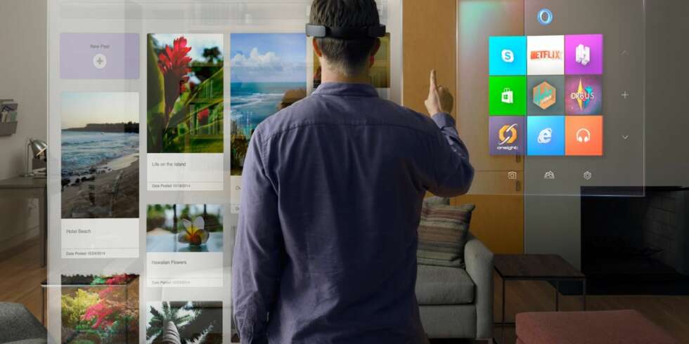 FREMTIDEN: Microsoft har presentert HoloLens, et par holografibriller som skal la deg se og styre digitale elementer i den virkelige verdenen. FREMTIDEN: Microsoft har presentert HoloLens, et par holografibriller som skal la deg se og styre digitale elementer i den virkelige verdenen.