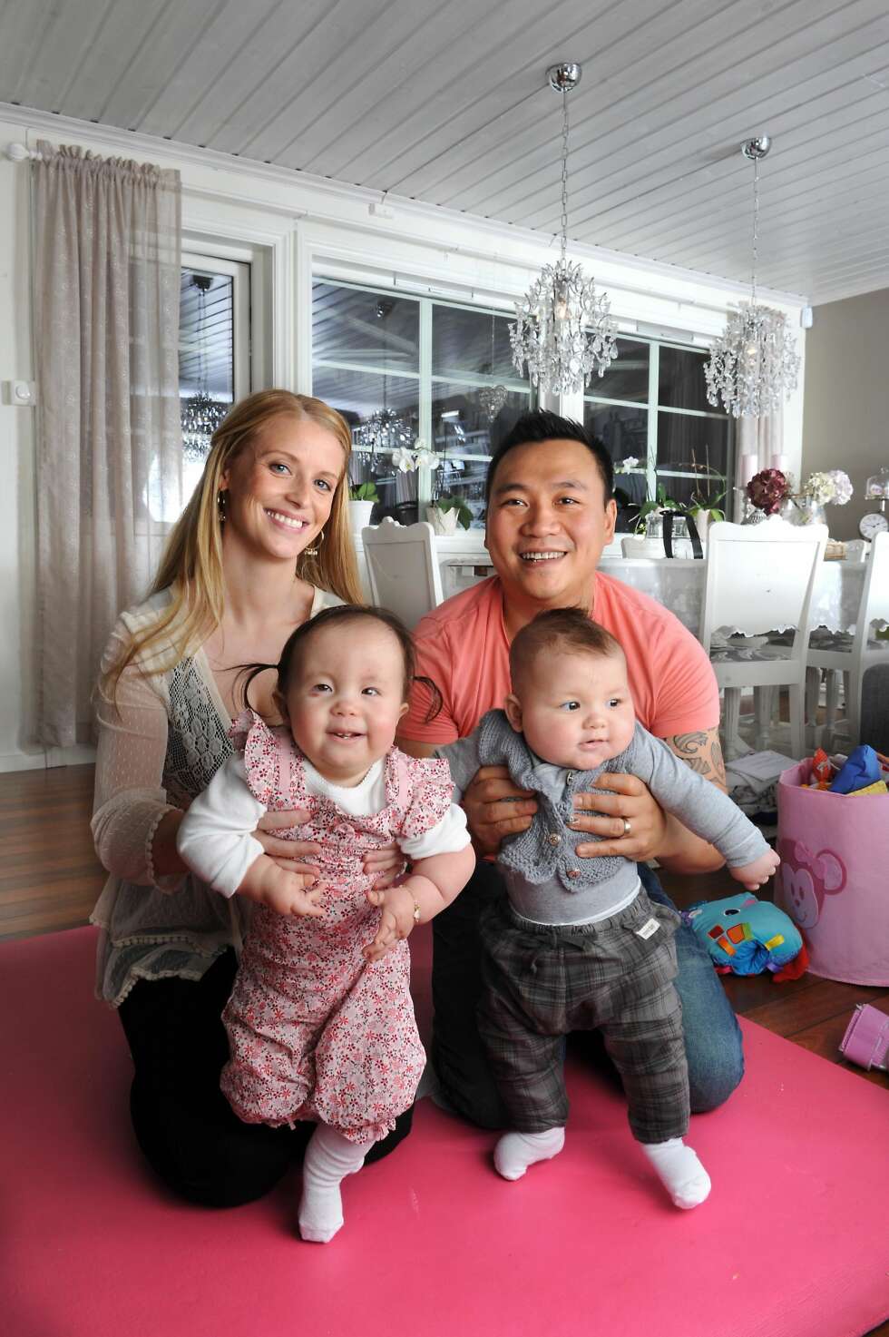 Hele familien: Felicia elsker å kose seg sammen med mamma og pappa og lillebror Milan. Hele familien: Felicia elsker å kose seg sammen med mamma og pappa og lillebror Milan.