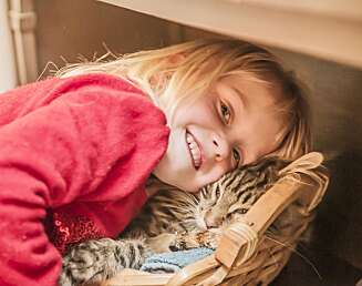 BESTEVENNER: Benedikte koser seg med katten sin Snusken Kattapult. BESTEVENNER: Benedikte koser seg med katten sin Snusken Kattapult.