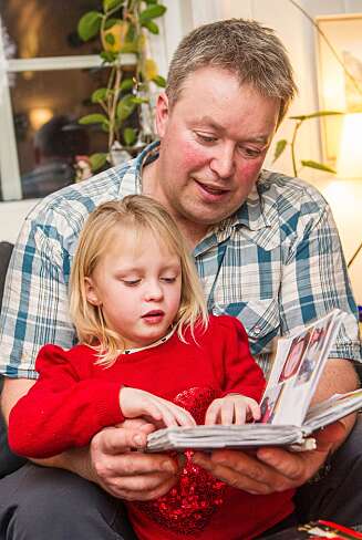 PÅ PAPPAS FANG: Benedikte elsker å se bilder og høre historier fra den gangen hun veide mindre enn en pakke smør. PÅ PAPPAS FANG: Benedikte elsker å se bilder og høre historier fra den gangen hun veide mindre enn en pakke smør.
