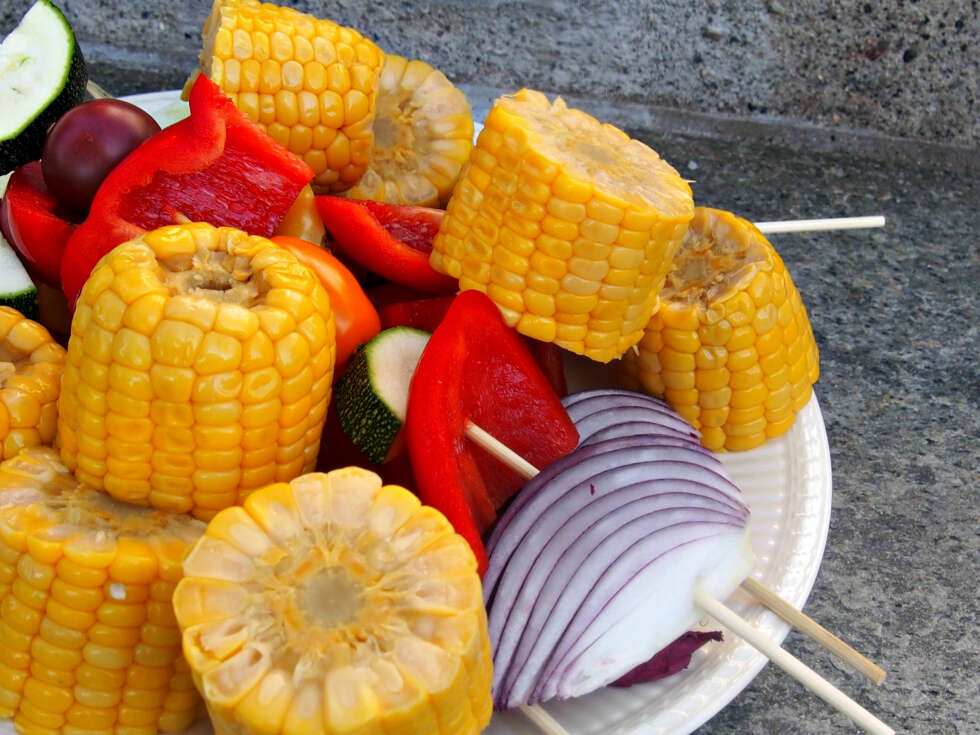 BRUK DET DU HAR: Det meste av frukt og grønt går på grillen. Skjær opp, tre på og nyt. BRUK DET DU HAR: Det meste av frukt og grønt går på grillen. Skjær opp, tre på og nyt.