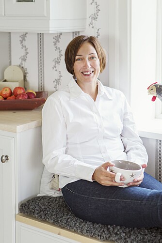 LEKKERT: Ulrica Momqvist ville selv valgt høyglansede fronter i en sterk farge og mye rustfritt stål til kjøkkenet, men sammen med mannen laget hun en helt annen variant. LEKKERT: Ulrica Momqvist ville selv valgt høyglansede fronter i en sterk farge og mye rustfritt stål til kjøkkenet, men sammen med mannen laget hun en helt annen variant.