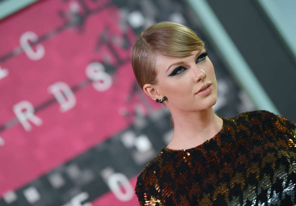 BRONZER-BH: Taylor Swift legger en bronzer, i naturlige og milde toner, i en klassisk tretalls-form med fokus under kinnben og rundt eplekinn for både farge, glød og en push-up effekt. BRONZER-BH: Taylor Swift legger en bronzer, i naturlige og milde toner, i en klassisk tretalls-form med fokus under kinnben og rundt eplekinn for både farge, glød og en push-up effekt.