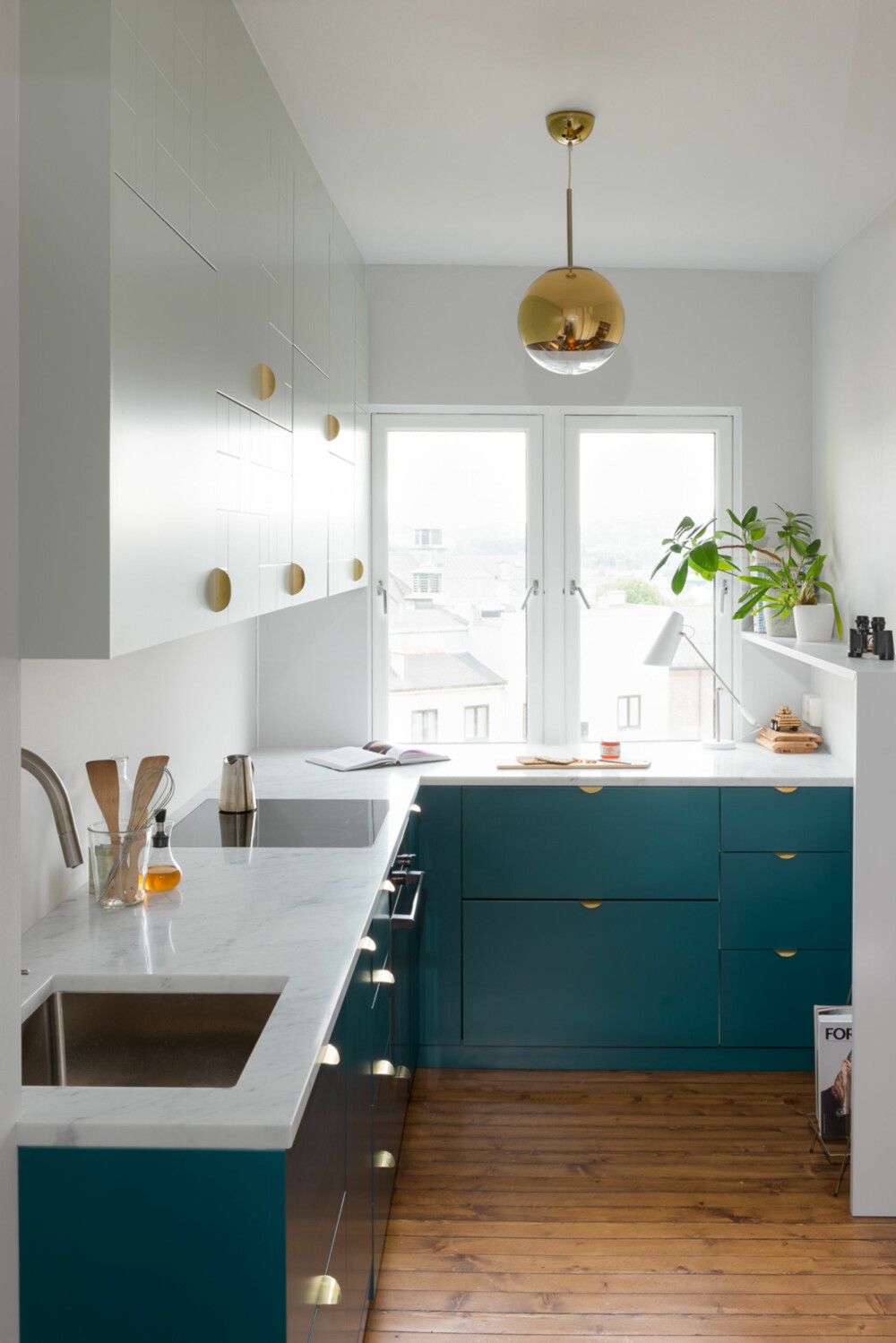 Beholdt L-formen. Kjøkkeninnredningen brer seg fremdeles over rommets langside og kortside. Men nå er uttrykket renere og oppbevaringsplassen mer funksjonell. Skrogene er fra Ikea, frontene på veggskap og håndtakene er fra Superfront. Benkeplaten i Carrara-marmor er fra Lenngren Naturstein. Bordlampen er Birdy fra Northern Lighting/Eske Interiør. Beholdt L-formen. Kjøkkeninnredningen brer seg fremdeles over rommets langside og kortside. Men nå er uttrykket renere og oppbevaringsplassen mer funksjonell. Skrogene er fra Ikea, frontene på veggskap og håndtakene er fra Superfront. Benkeplaten i Carrara-marmor er fra Lenngren Naturstein. Bordlampen er Birdy fra Northern Lighting/Eske Interiør.