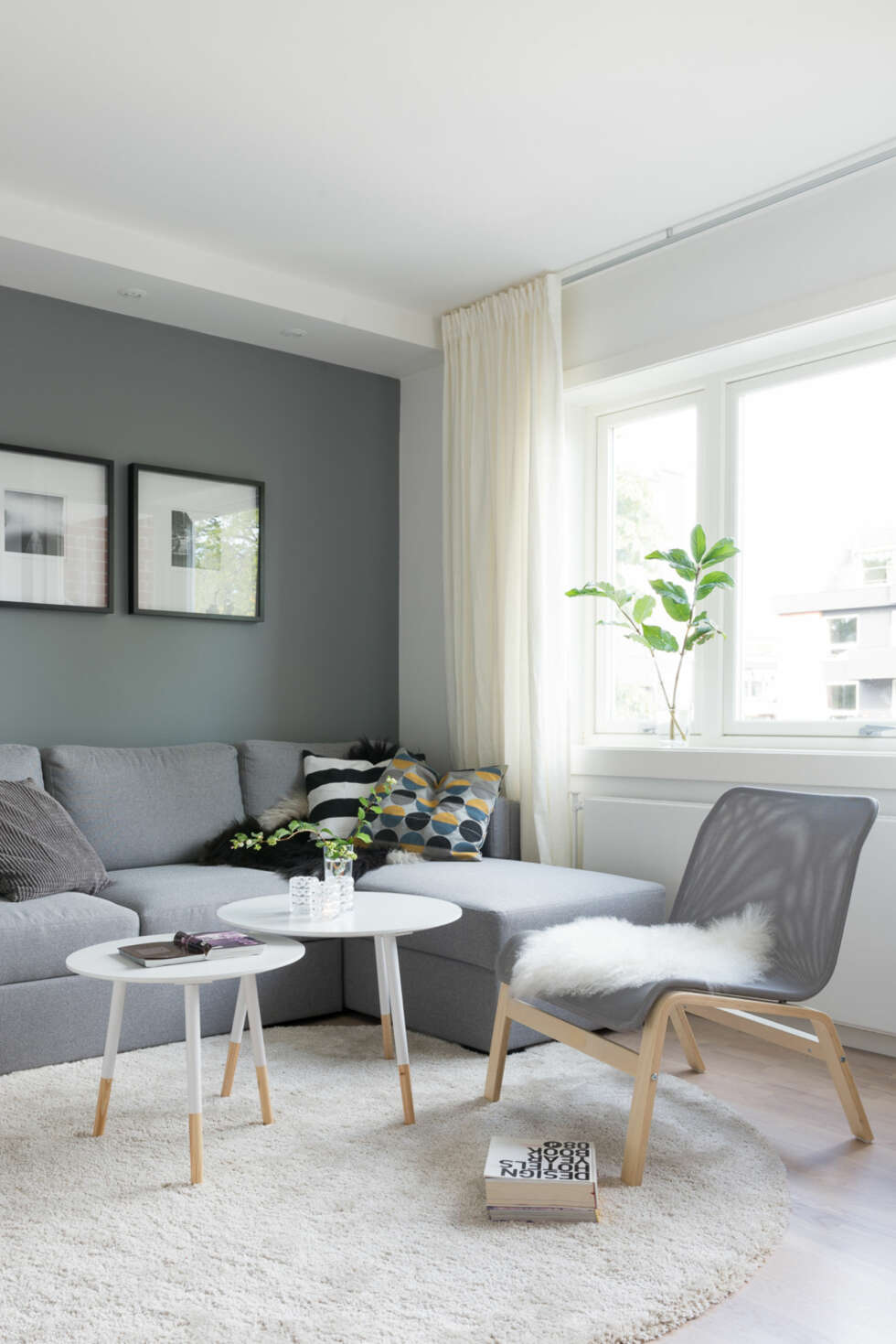 Komfort på dagtid. Tidligere ble stuen også brukt som soverom. Når er hovedrommet først og fremst blitt et sosialt rom, skjønt sofaen fra Sovesofaspesialisten kan brukes som gjesteseng. Øvrige møbler er fra Ikea. Fondveggen er malt med Jotun Lady Industriell Grå (NCS S 4802-B15G). Fremfor å montere lysskinne i himlingen har interiørarkitekten fått bygge en gipsboks med innfelte ledlys. Komfort på dagtid. Tidligere ble stuen også brukt som soverom. Når er hovedrommet først og fremst blitt et sosialt rom, skjønt sofaen fra Sovesofaspesialisten kan brukes som gjesteseng. Øvrige møbler er fra Ikea. Fondveggen er malt med Jotun Lady Industriell Grå (NCS S 4802-B15G). Fremfor å montere lysskinne i himlingen har interiørarkitekten fått bygge en gipsboks med innfelte ledlys.