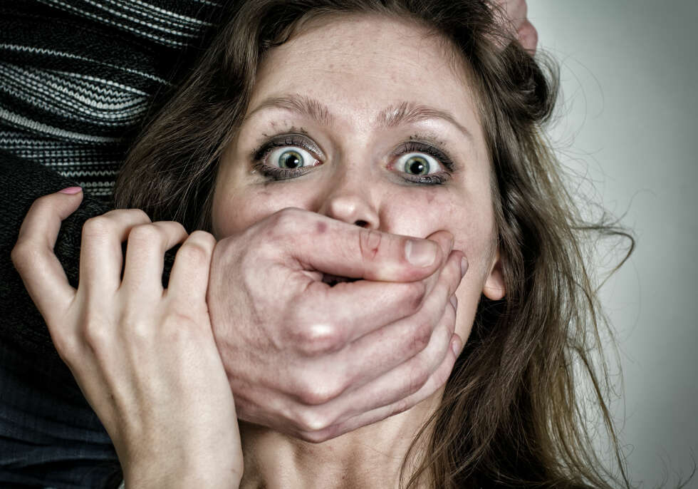 BRUTALITET: En overgriper kan ta kontroll på et annet menneske på få sekunder. Derfor er det nyttig å vite hvordan du reagerer på et overfall, mener instruktør i selvforsvar, Bjørn Søstrand. BRUTALITET: En overgriper kan ta kontroll på et annet menneske på få sekunder. Derfor er det nyttig å vite hvordan du reagerer på et overfall, mener instruktør i selvforsvar, Bjørn Søstrand.