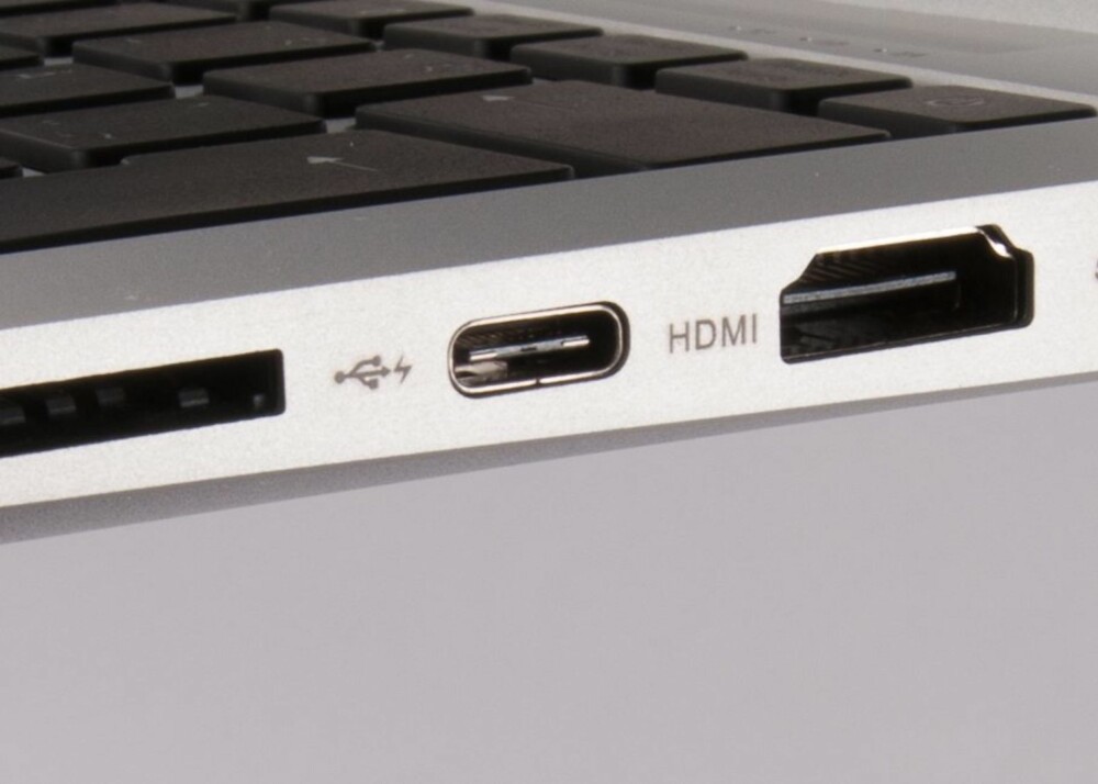 MODERNE: Tilkoblingen med USB-lynet på er en USB-C-port. Det spiller ingen rolle hvilken vei man plugger den inn. MODERNE: Tilkoblingen med USB-lynet på er en USB-C-port. Det spiller ingen rolle hvilken vei man plugger den inn.