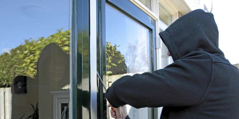INNBRUDDSSIKRING: Rådet fra politiet for å unngå innbrudd i en sommertom bolig, er å alliere seg med naboene og sørge for at den ser bebodd ut. INNBRUDDSSIKRING: Rådet fra politiet for å unngå innbrudd i en sommertom bolig, er å alliere seg med naboene og sørge for at den ser bebodd ut.