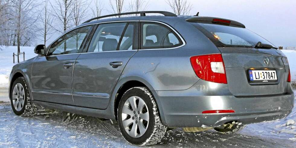 SUPERB: Mange vil nok tro at en 1,4 liters bensinmotor i en stor bil som Superb er totalt håpløst, men la deg ikke lure av lite slagvolum. Den lille bensinfireren har pustehjelp av en turbo som gir bilen espektable ytelser. I tillegg har den et forbruk det går ann å leve med. SUPERB: Mange vil nok tro at en 1,4 liters bensinmotor i en stor bil som Superb er totalt håpløst, men la deg ikke lure av lite slagvolum. Den lille bensinfireren har pustehjelp av en turbo som gir bilen espektable ytelser. I tillegg har den et forbruk det går ann å leve med.