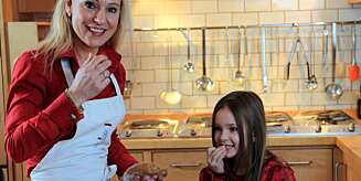 TEST AV PEPPERKAKEDEIG: Annica og Sine Karine smaker på pepperkakedeigen - den skal jo også smake godt. TEST AV PEPPERKAKEDEIG: Annica og Sine Karine smaker på pepperkakedeigen - den skal jo også smake godt.