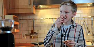 TEST AV PEPPERKAKEDEIG: - En god pepperkake må være hard og sprø, mener Sigmund. TEST AV PEPPERKAKEDEIG: - En god pepperkake må være hard og sprø, mener Sigmund.